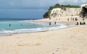 Berkunjung ke Pantai Dreamland Bali? Ini yang Harus Anda Siapkan